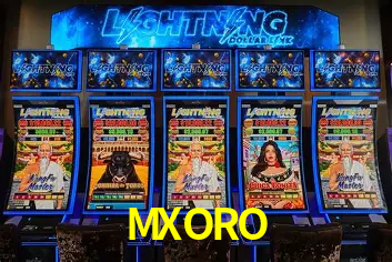 Escena dinámica inspirada en casino con iluminación MXORO, cartas, fichas e íconos de juegos digitales en un espacio moderno de juegos.